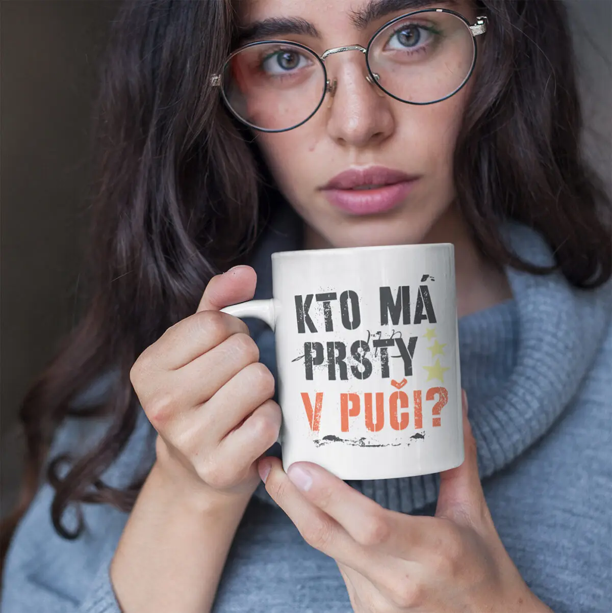 Hrnček Kto má prsty v puči?