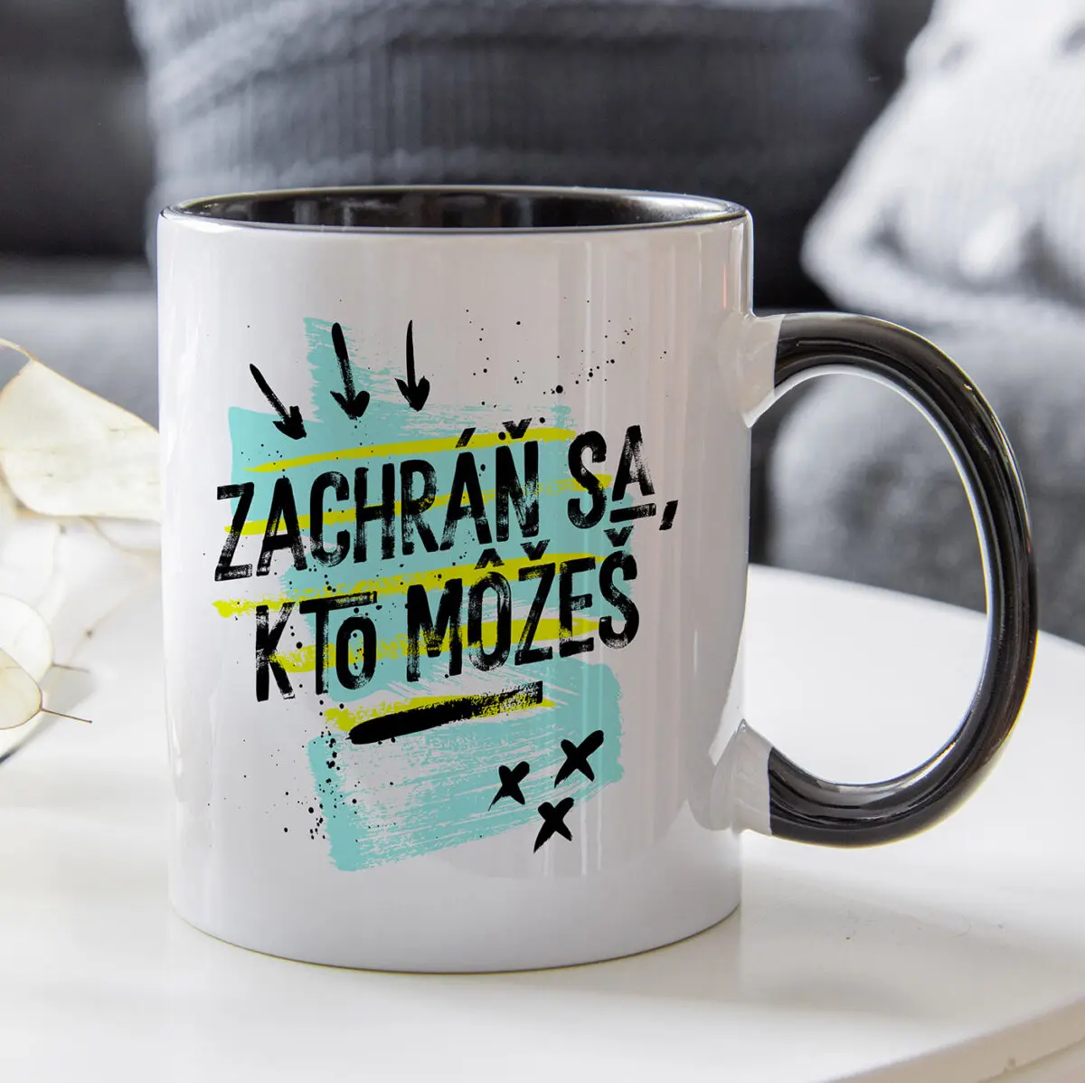 Hrnček dizajnový Zachráň sa, kto môžeš
