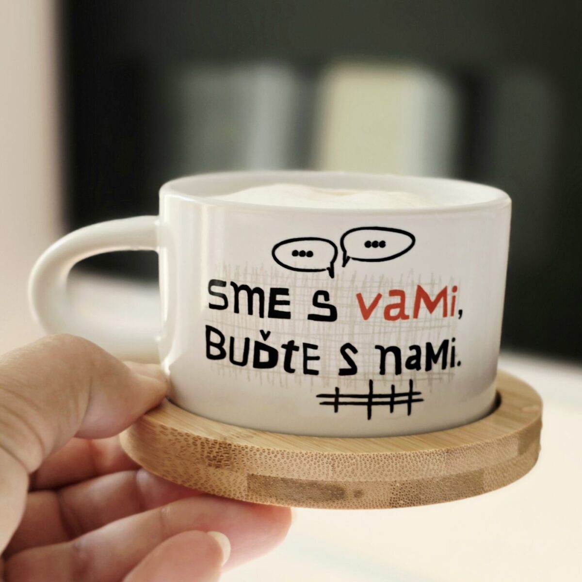 Hrnček makrónka Sme s vami, buďte s nami