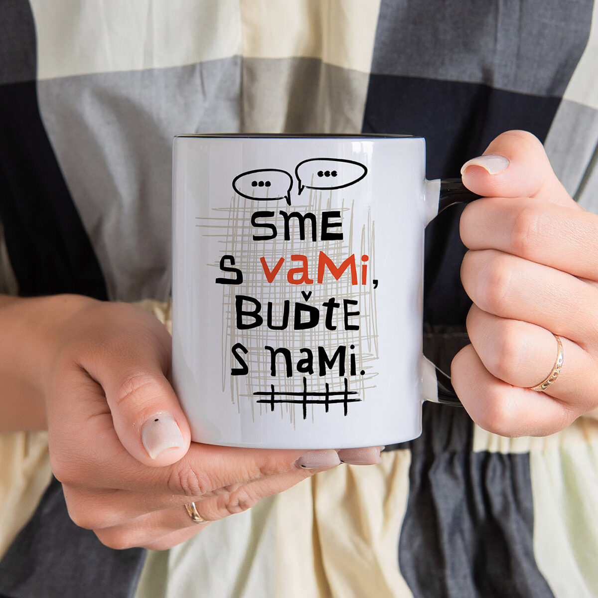 Hrnček dizajnový Sme s vami, buďte s nami